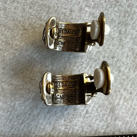 Heidi Daus 🆕 Crystal Hoop clip on Swarovski crystals earrings - Picture 5 of 7